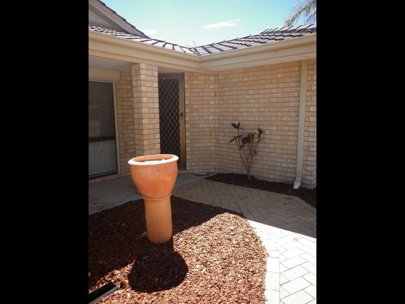 23 Oakfield Gardens, Parmelia WA 6167