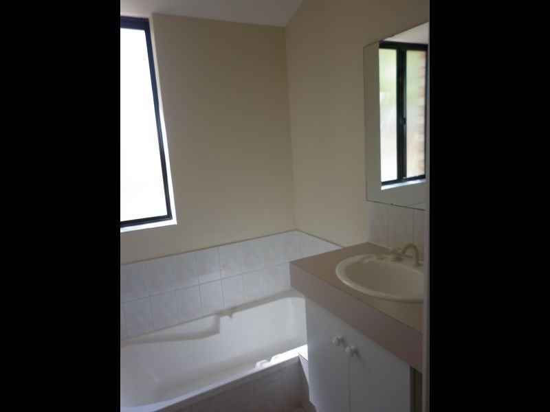 23 Oakfield Gardens, Parmelia WA 6167