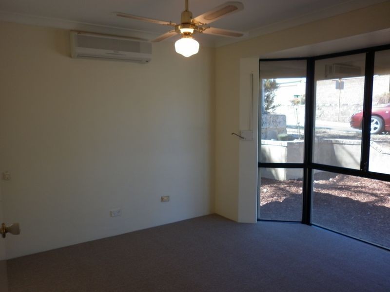 23 Oakfield Gardens, Parmelia WA 6167