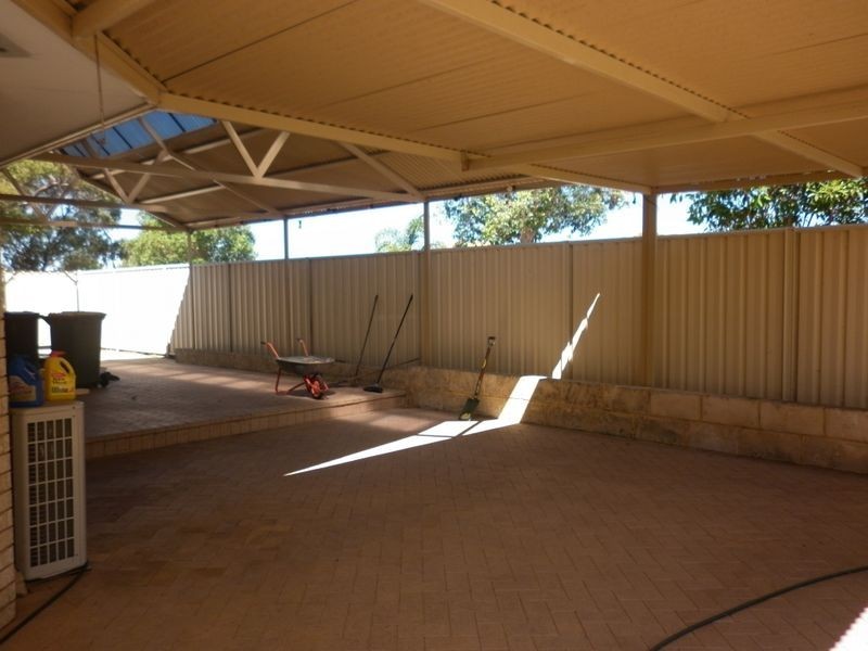 23 Oakfield Gardens, Parmelia WA 6167