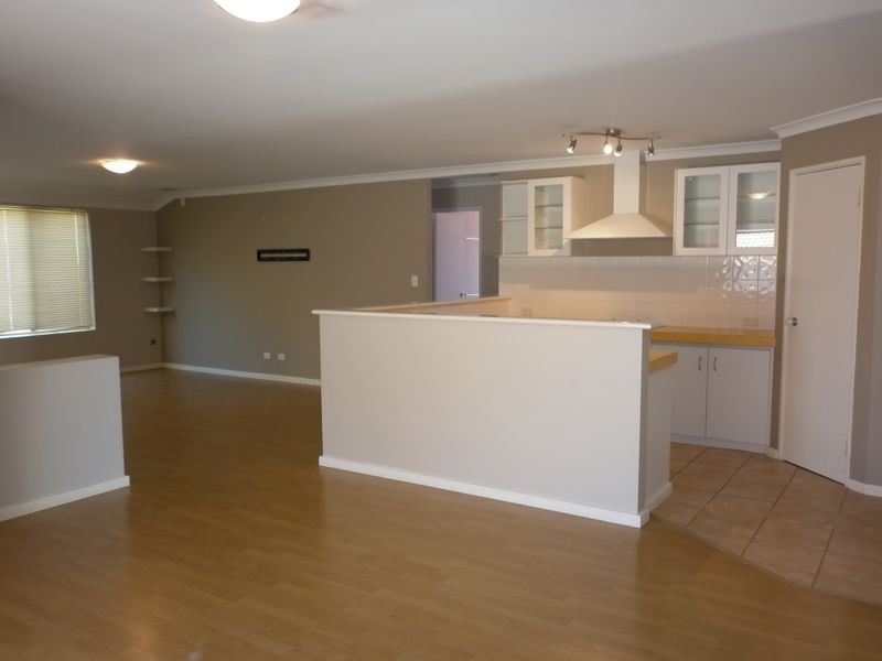 13 Holyrood Close, Orelia WA 6167