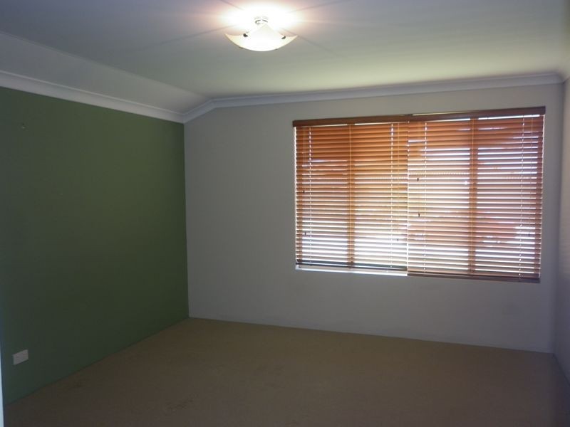 13 Holyrood Close, Orelia WA 6167