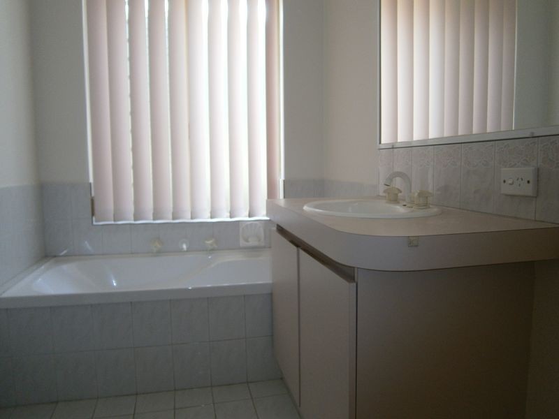 10 Mcnairn Cross, Leda WA 6170