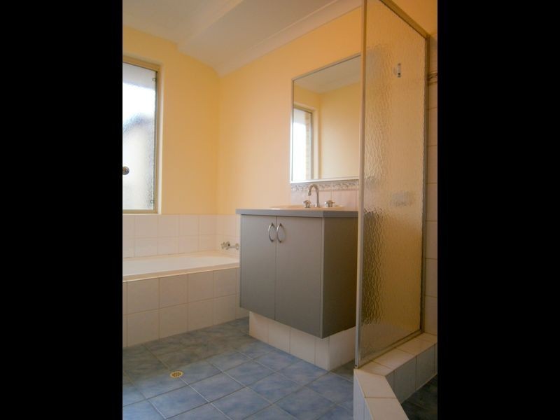 9 Burkett Terrace, Bertram WA 6167