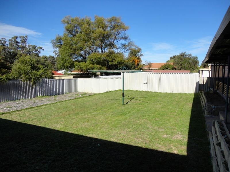 11 Cimbor Way, Parmelia WA 6167