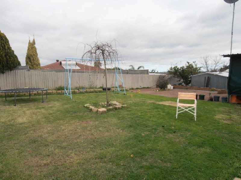 11 Nutcher Way, Parmelia WA 6167