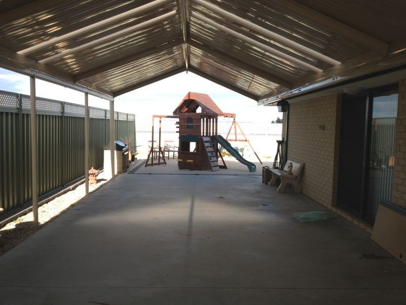 18 Campden Loop, Parmelia WA 6167