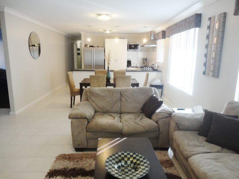 10 Bampton Road, Orelia WA 6167