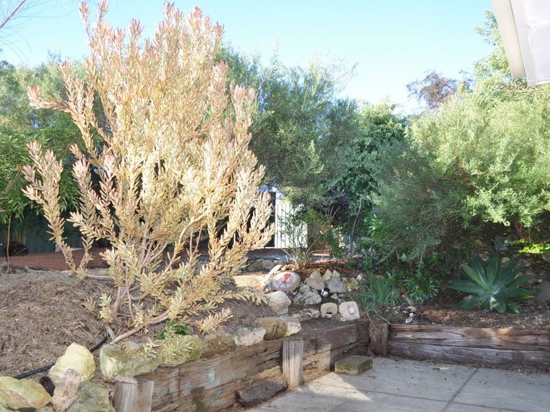 19 Simmons Loop, Parmelia WA 6167