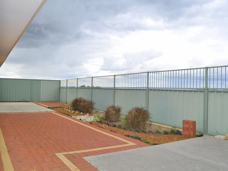 10 Campden Loop, Parmelia WA 6167