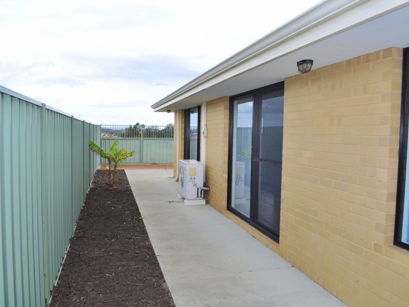 10 Campden Loop, Parmelia WA 6167