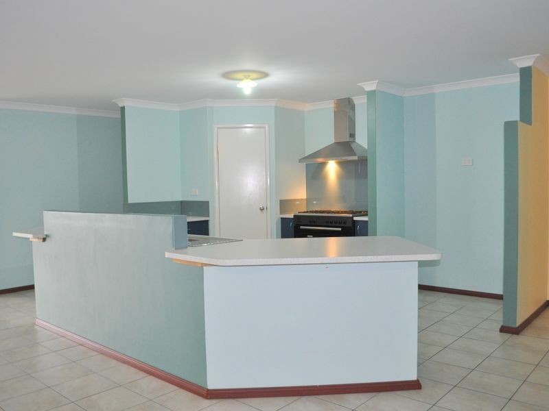 10 Campden Loop, Parmelia WA 6167