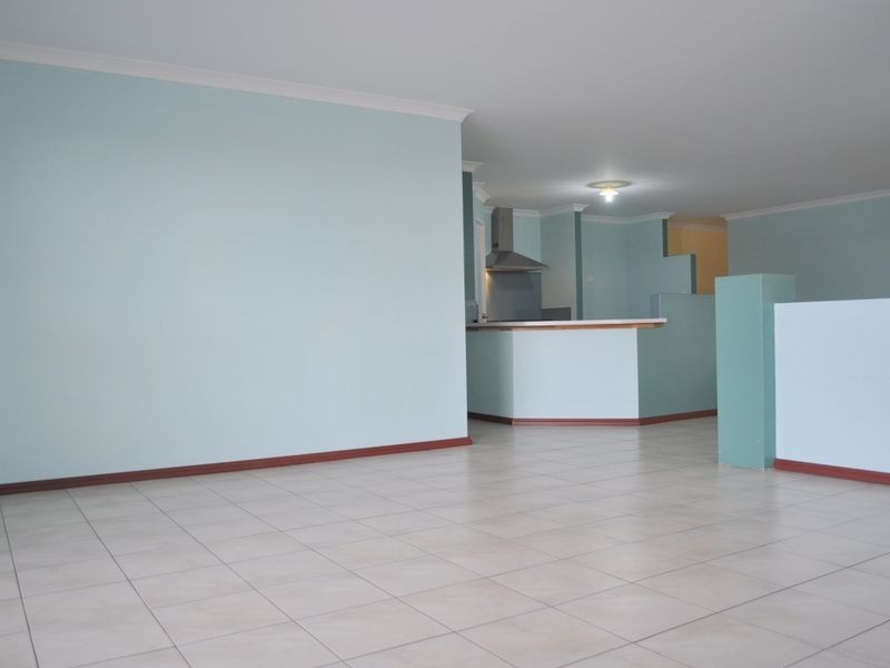 10 Campden Loop, Parmelia WA 6167