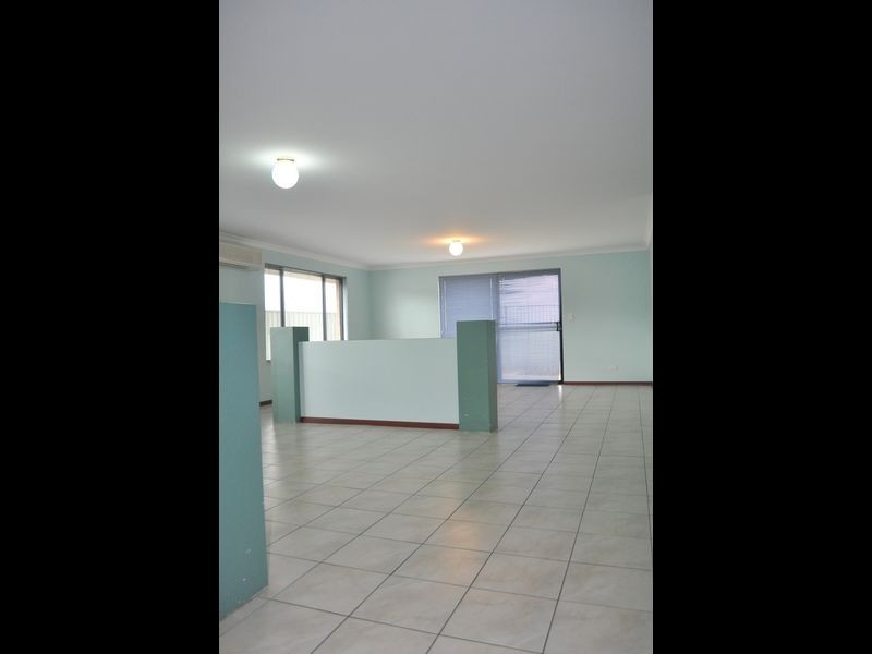 10 Campden Loop, Parmelia WA 6167