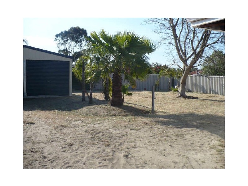 81 Sicklemore Rd, Parmelia WA 6167