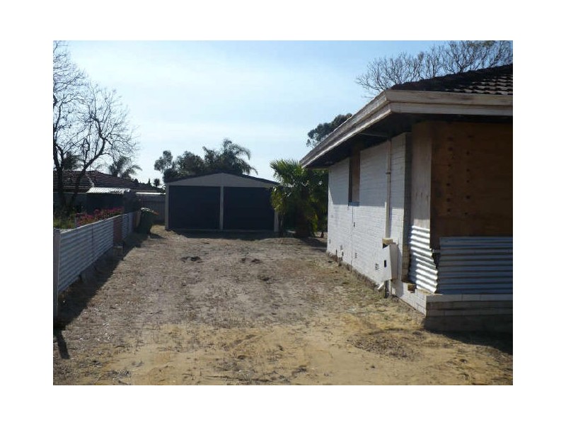 81 Sicklemore Rd, Parmelia WA 6167