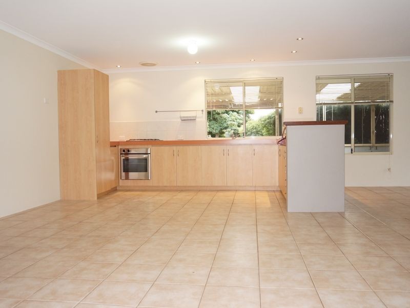 16 Holyrood Close, Orelia WA 6167