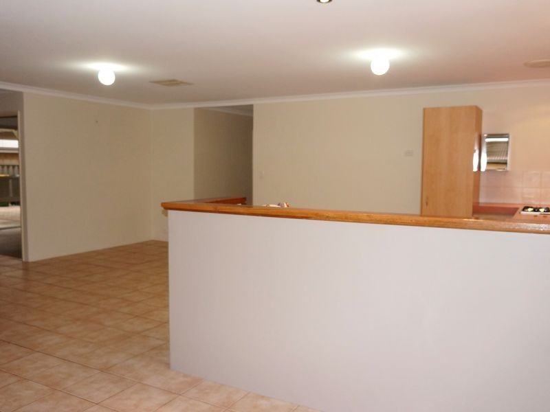 16 Holyrood Close, Orelia WA 6167