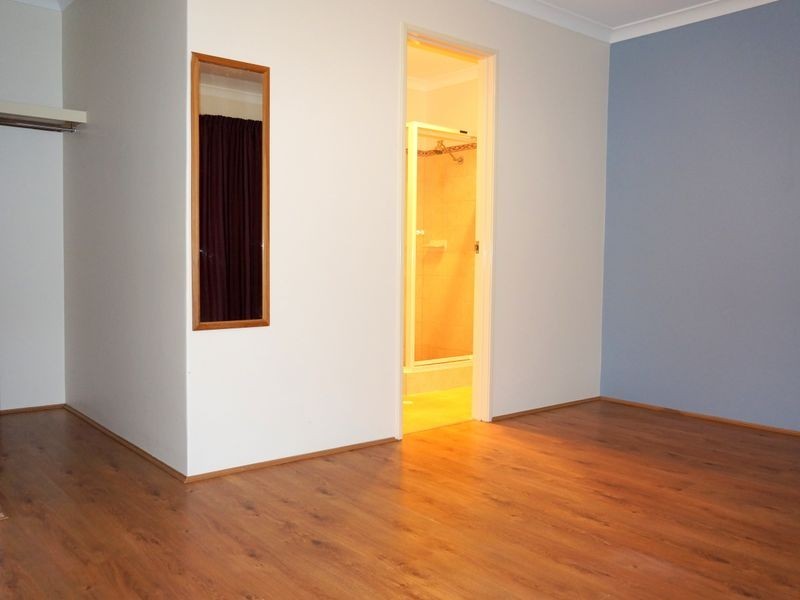 16 Holyrood Close, Orelia WA 6167