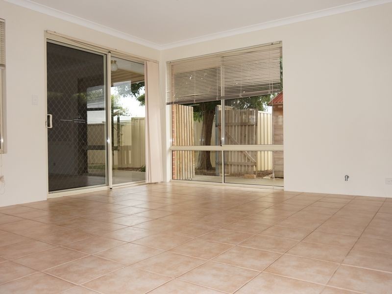 16 Holyrood Close, Orelia WA 6167