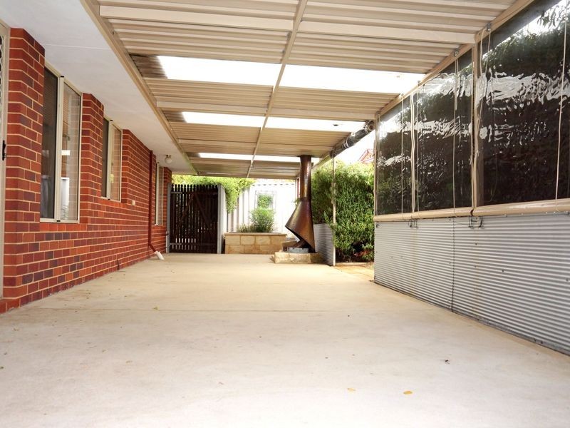 16 Holyrood Close, Orelia WA 6167