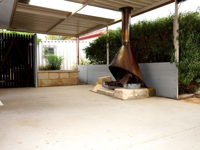 16 Holyrood Close, Orelia WA 6167