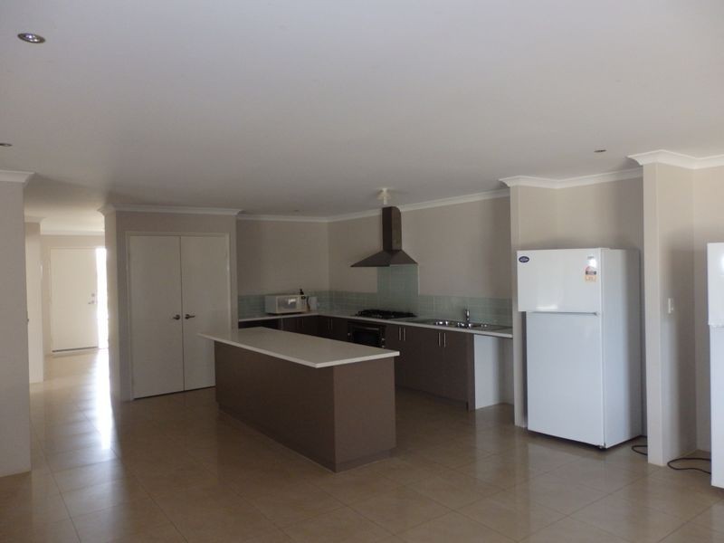 9 Shaftesbury Way, Wellard WA 6170