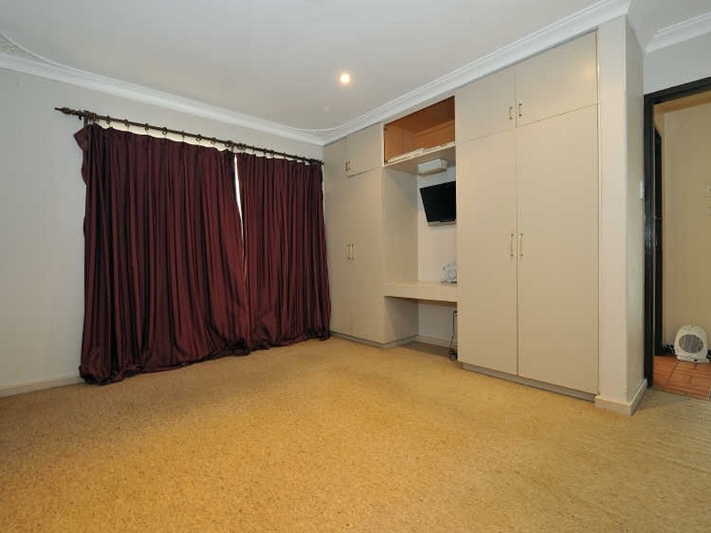 25 Menli Place, Orelia WA 6167