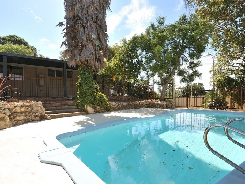 2 Tanson Road, Parmelia WA 6167