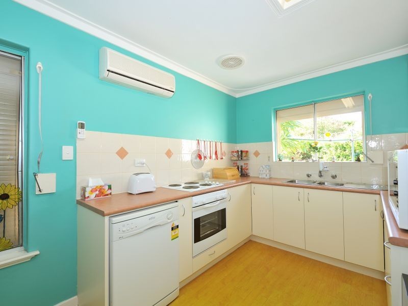 13 Canham Way, Orelia WA 6167