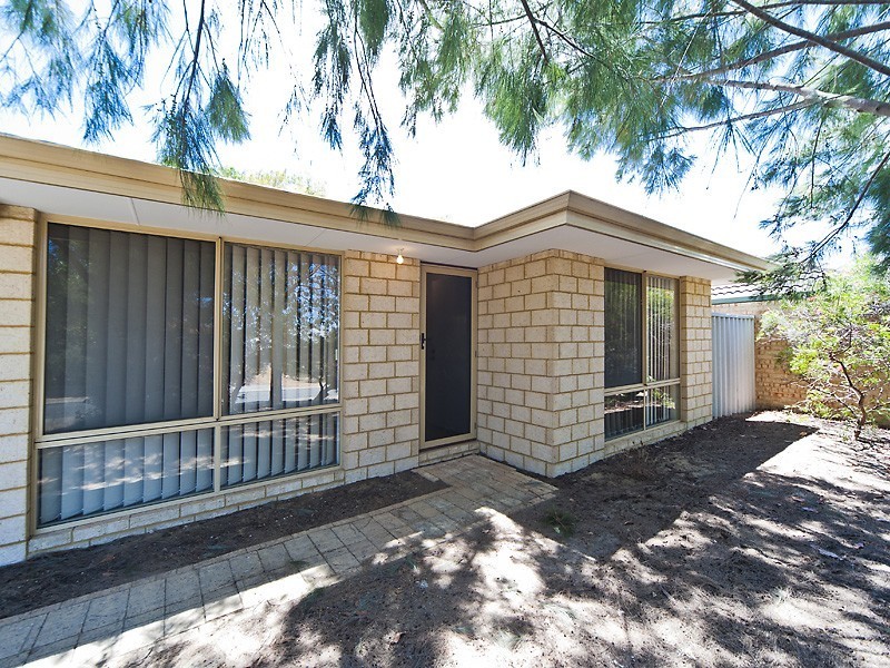 8 Oakfield Gardens, Parmelia WA 6167