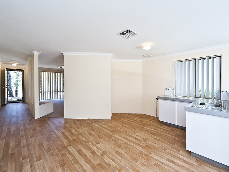 8 Oakfield Gardens, Parmelia WA 6167