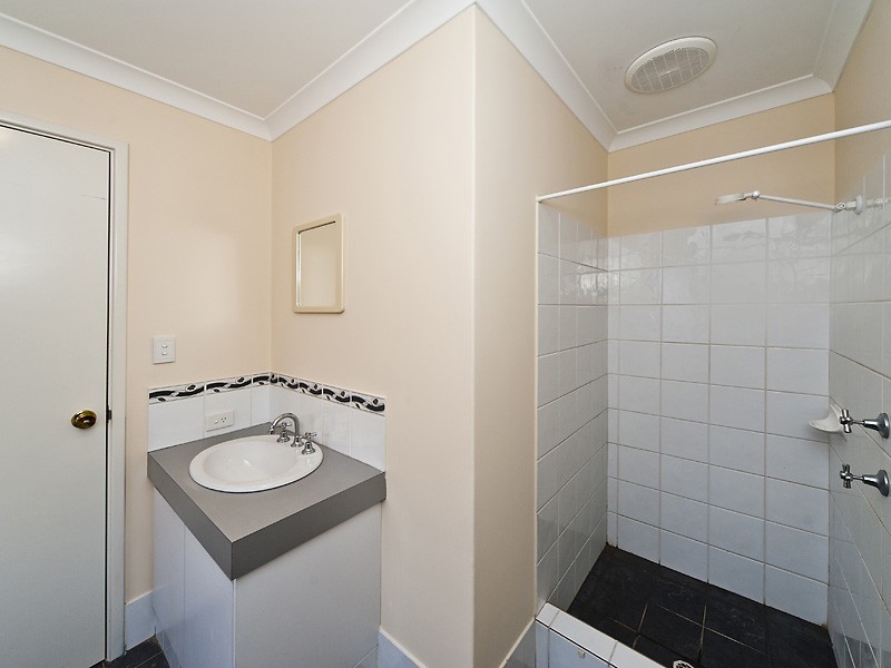 8 Oakfield Gardens, Parmelia WA 6167