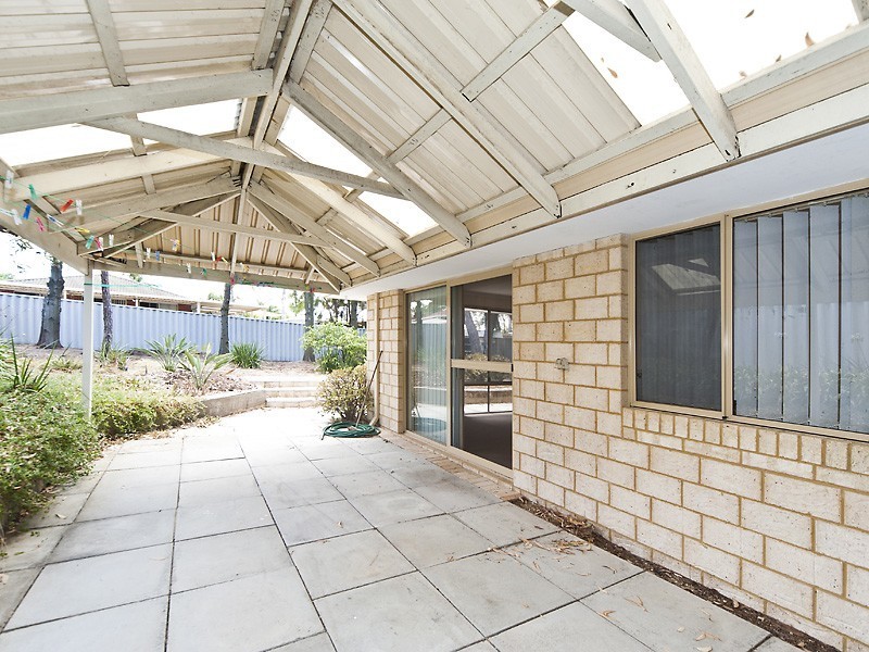 8 Oakfield Gardens, Parmelia WA 6167