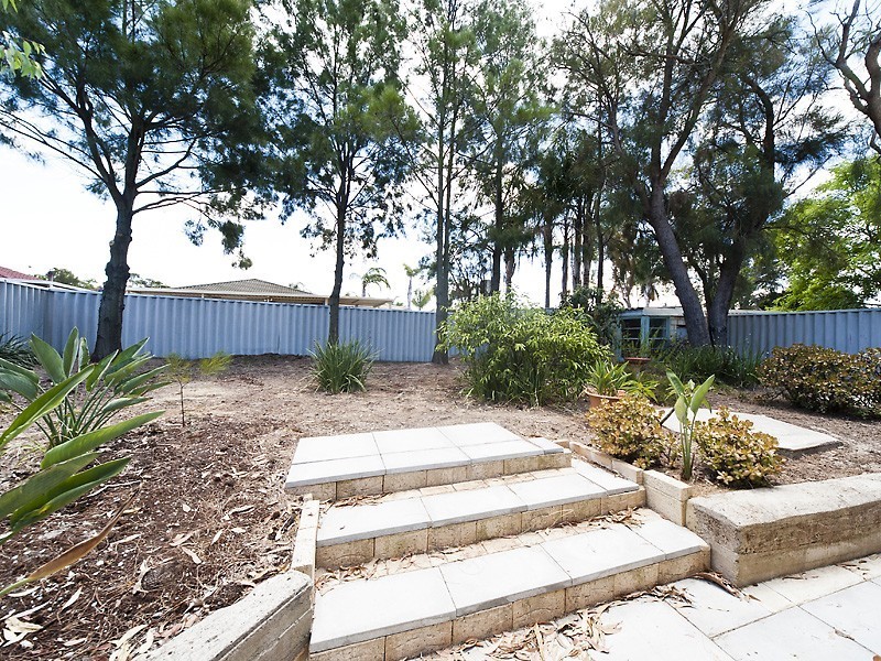 8 Oakfield Gardens, Parmelia WA 6167
