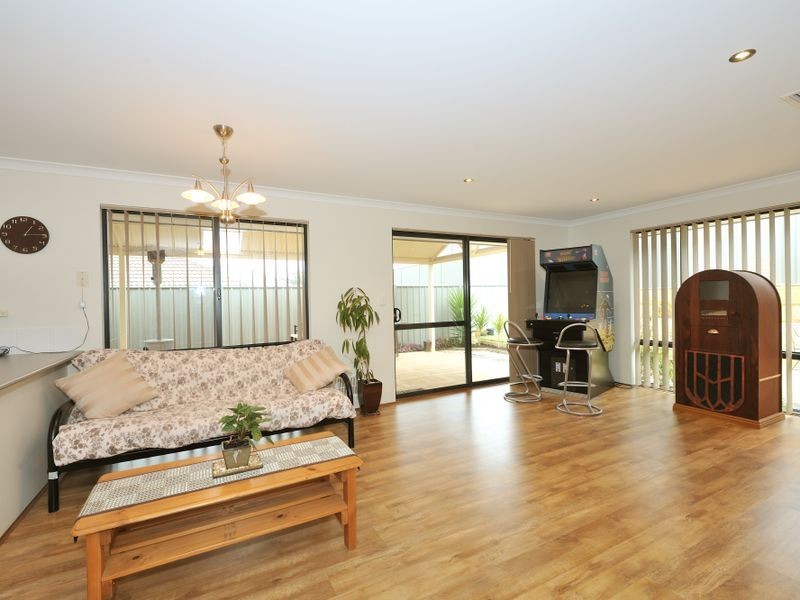 4 Glastonbury Street, Leda WA 6170