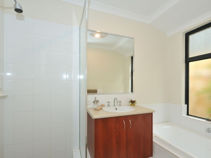 4 Glastonbury Street, Leda WA 6170