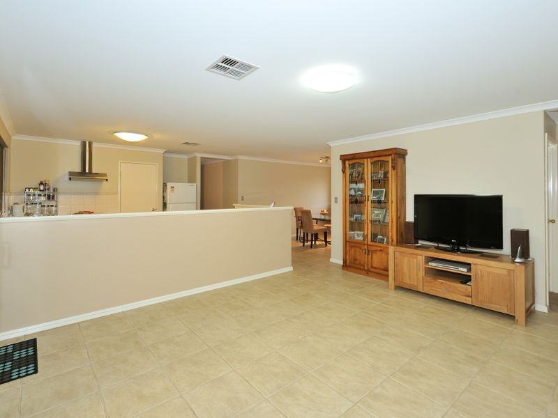 40 Pepperell Crescent, Leda WA 6170
