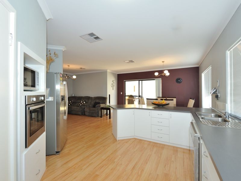 8 Glastonbury Street, Leda WA 6170