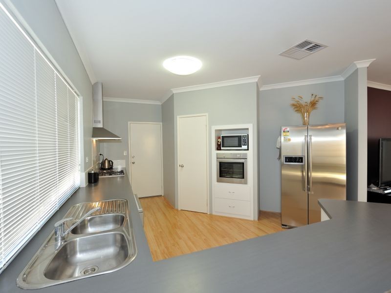 8 Glastonbury Street, Leda WA 6170