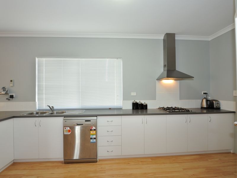 8 Glastonbury Street, Leda WA 6170