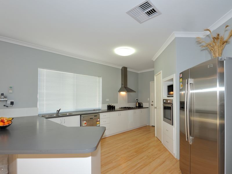 8 Glastonbury Street, Leda WA 6170