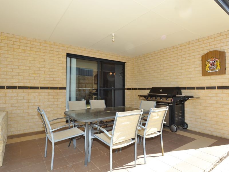 8 Glastonbury Street, Leda WA 6170
