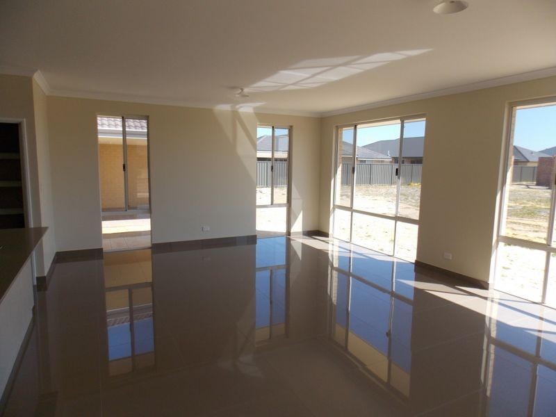 16 Menner Way, Piara Waters WA 6112