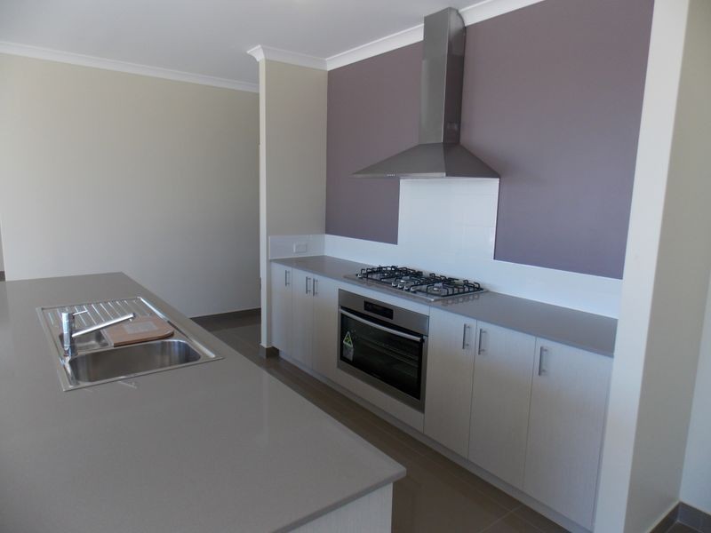 16 Menner Way, Piara Waters WA 6112