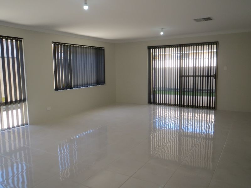 5 Varazze Way, Piara Waters WA 6112