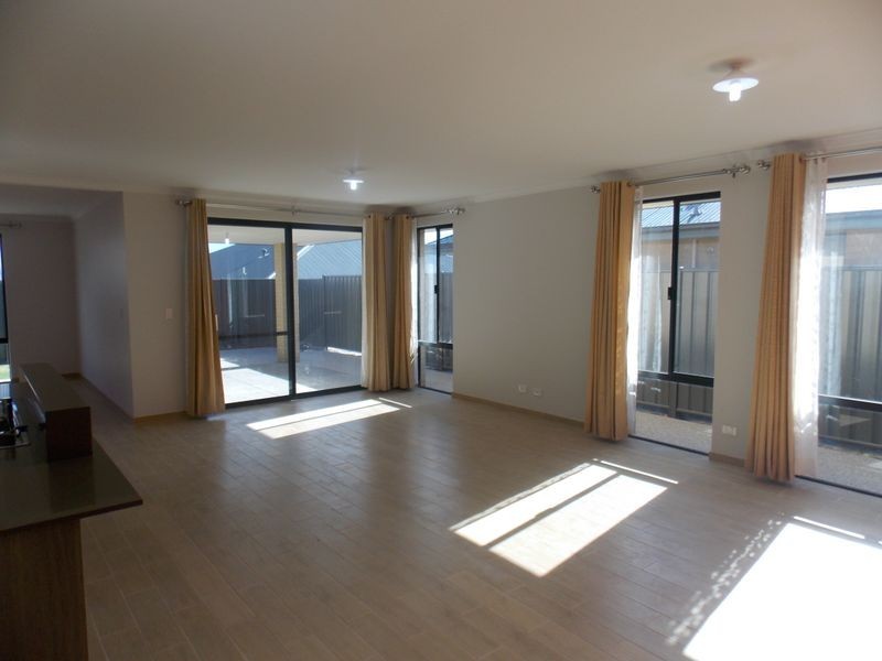 20 Gladalan Way, Piara Waters WA 6112