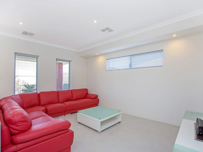 8 Hazewinkel Gardens, Champion Lakes WA 6111