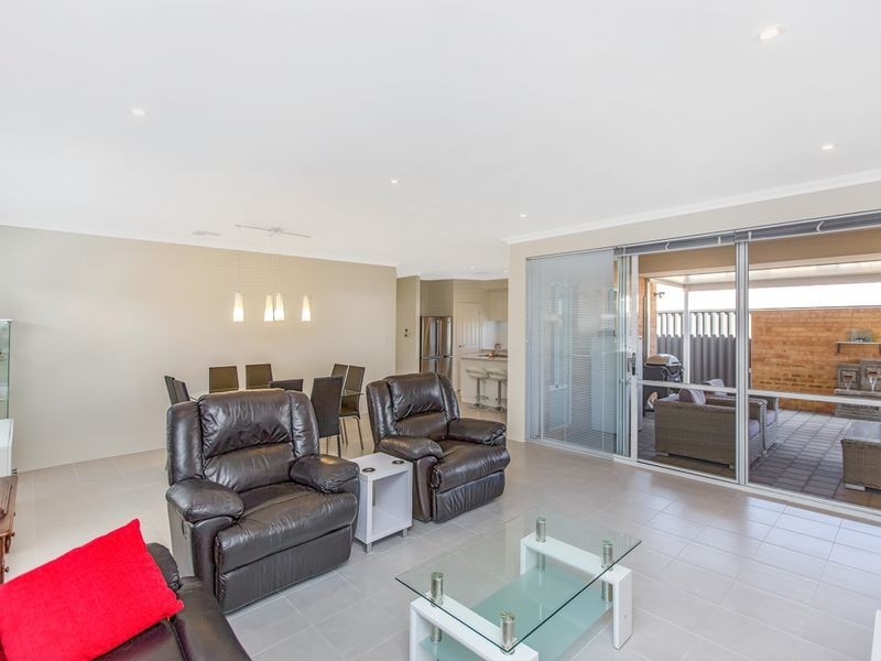 8 Hazewinkel Gardens, Champion Lakes WA 6111