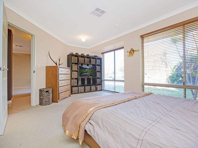 69 Brenchley Drive, Atwell WA 6164